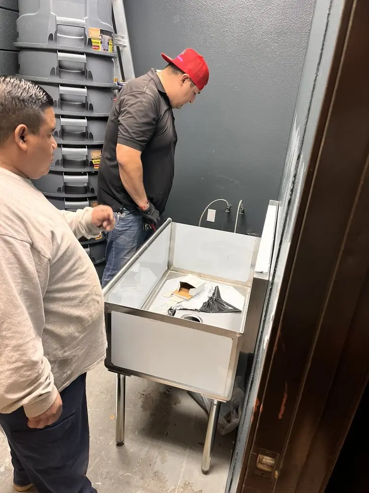Commercial plumbing and sink installation in Hidalgo